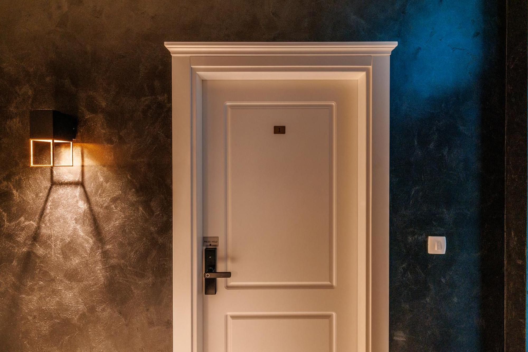 White Unique Apart Nikšić Buitenkant foto